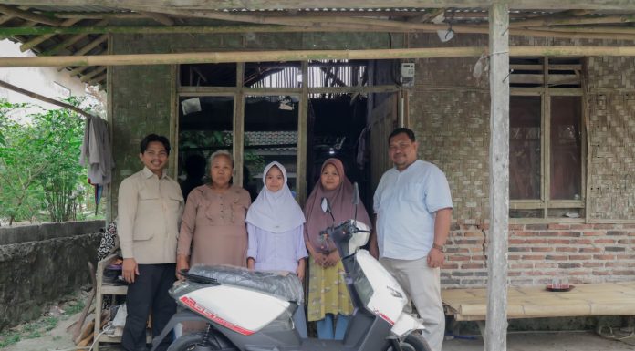 Senyum Bahagia Neng Marni, Dapat Sepeda Listrik Dari Muhibbin Untuk Sekolah