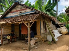 Satu Keluarga di Pandeglang Bertahan di Rumah Nyaris Roboh