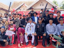 Peringati HUT ke-81 Kemerdekaan RI, Warga Desa Bandung Gelar Drama Kolosal