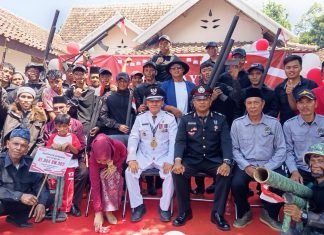 Peringati HUT ke-81 Kemerdekaan RI, Warga Desa Bandung Gelar Drama Kolosal