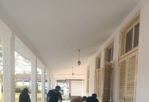 Bersihkan Debu Erupsi Anak Krakatau, Disparbud Pandeglang dan Siswa PKL Rawat Cagar Budaya Bale Budaya