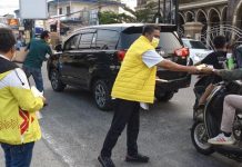 Golkar Banten Bagikan Masker kepada Warga Terdekat Gunung Anak Krakatau