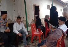 Wujud Hadir Polri di Tengah Warga, Bhabinkamtibmas Jombang Wetan Melayat ke Rumah Duka Mantan RT
