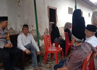 Wujud Hadir Polri di Tengah Warga, Bhabinkamtibmas Jombang Wetan Melayat ke Rumah Duka Mantan RT