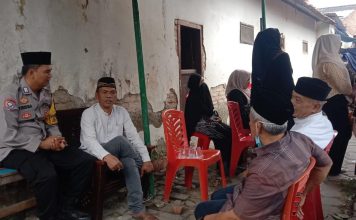 Wujud Hadir Polri di Tengah Warga, Bhabinkamtibmas Jombang Wetan Melayat ke Rumah Duka Mantan RT