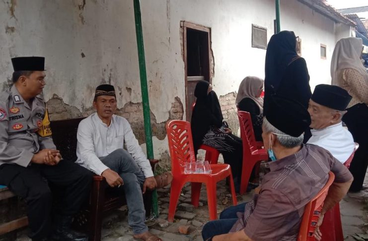 Wujud Hadir Polri di Tengah Warga, Bhabinkamtibmas Jombang Wetan Melayat ke Rumah Duka Mantan RT