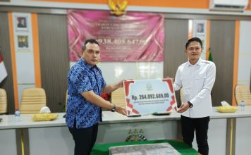 Kejari Pandeglang Serahkan Kerugian Negara Ratusan Juta Rupiah ke Pemkab Pandeglang