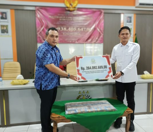 Kejari Pandeglang Serahkan Kerugian Negara Ratusan Juta Rupiah ke Pemkab Pandeglang